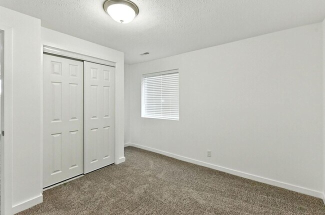 Building Photo - Near Lake Flanagan