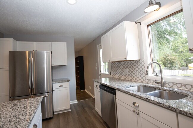 Building Photo - "Charming 3-Bedroom Retreat with Granite Touches and Cozy Fireplace on Winchester Rd!"