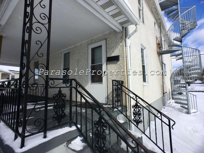 Building Photo - 704 Cooney St