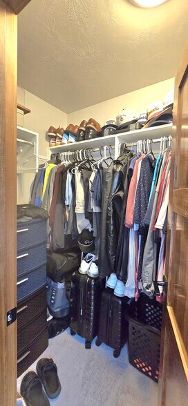 Walk in closet off master bed - 6125 S Alki Pl