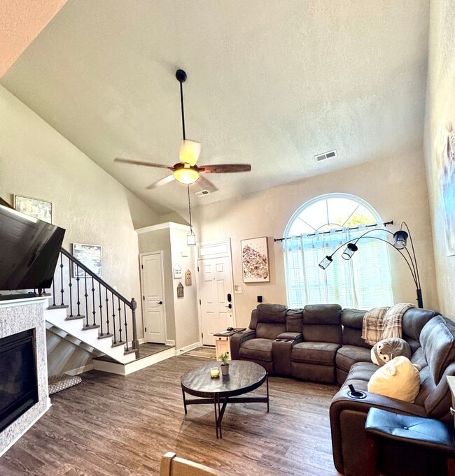 Building Photo - WELCOME HOME to your Beautifully updated townhome.