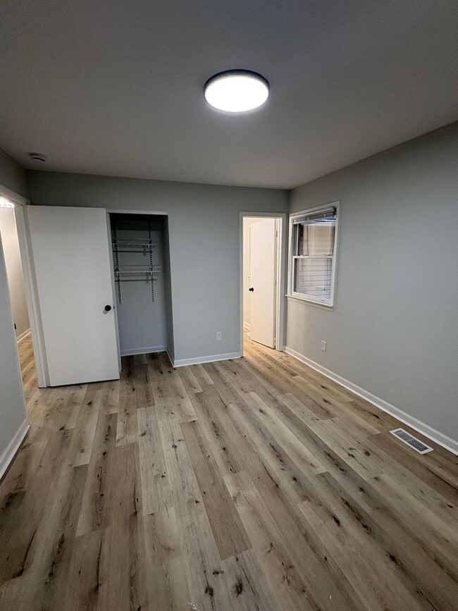 Building Photo - 3 bedroom/ 2 bathroom Newly renovated sing...