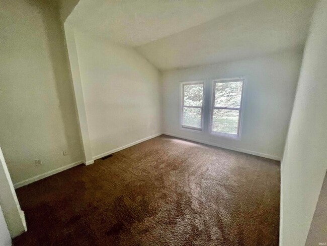 Building Photo - 200 E 2nd St