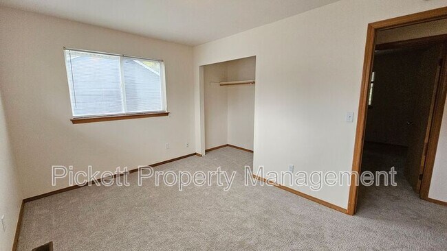 Building Photo - 12220 Ravena Pl NW