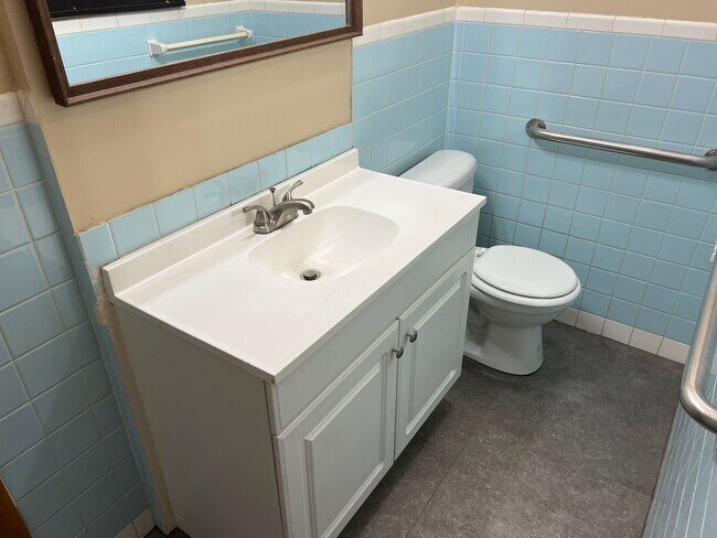 Building Photo - 3 Bedroom 2 Bathrooms! Close to Bass Pro! ...