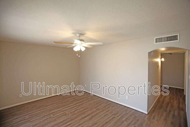 Building Photo - 1547 W Kerry Ln