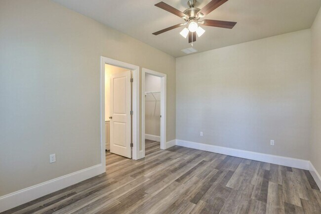 Building Photo - 537 Lorene St