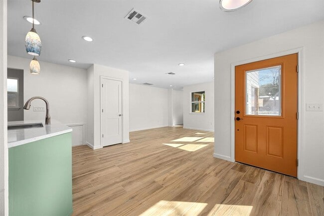 Building Photo - 3904 Tonkawa Trail