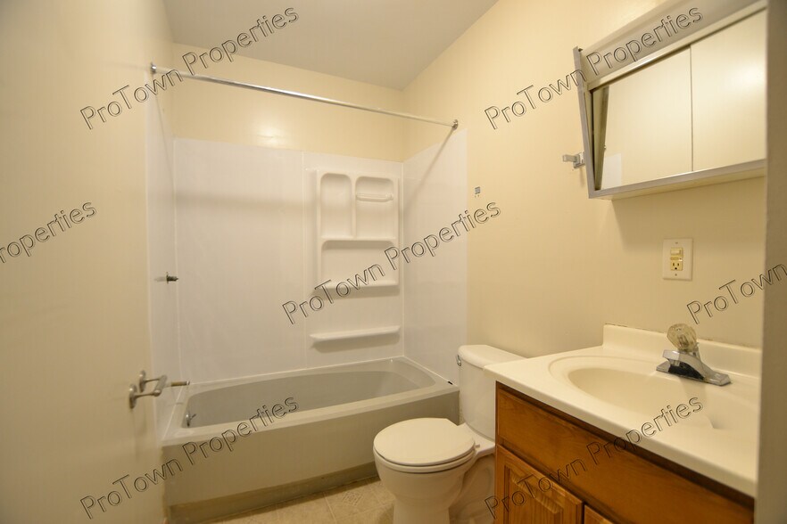 Building Photo - 121 Comstock St