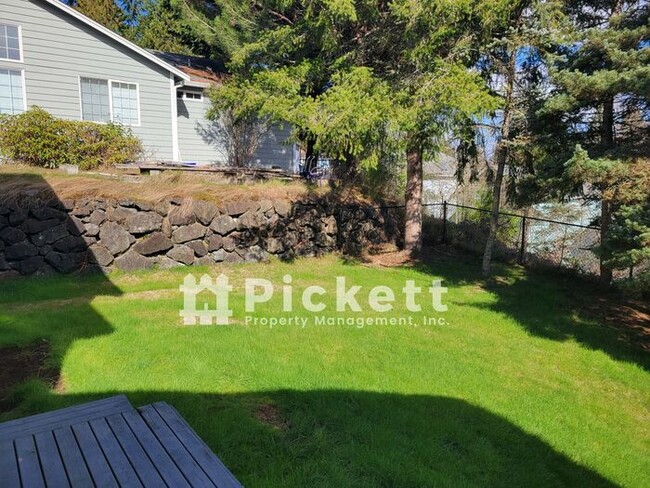 Building Photo - Lovely 3 Bedroom Ridgetop Townhome