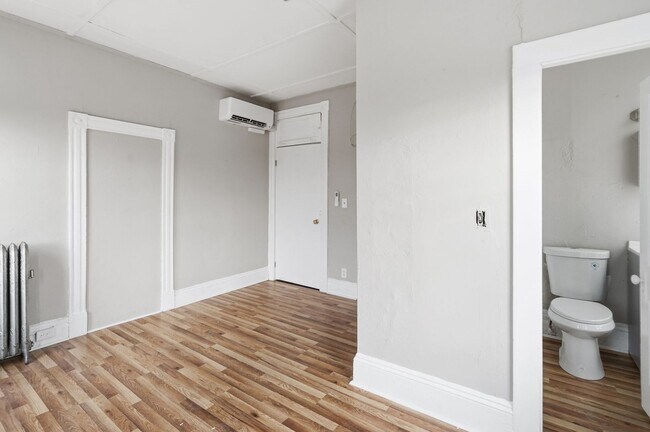 Building Photo - Your Hudson Home Awaits – 2 Bedrooms, Free Application, Pet Friendly