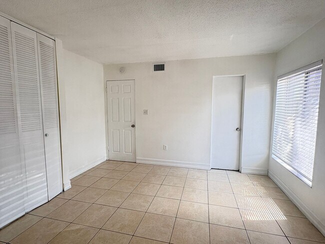 Building Photo - 1830 Maravilla Ave