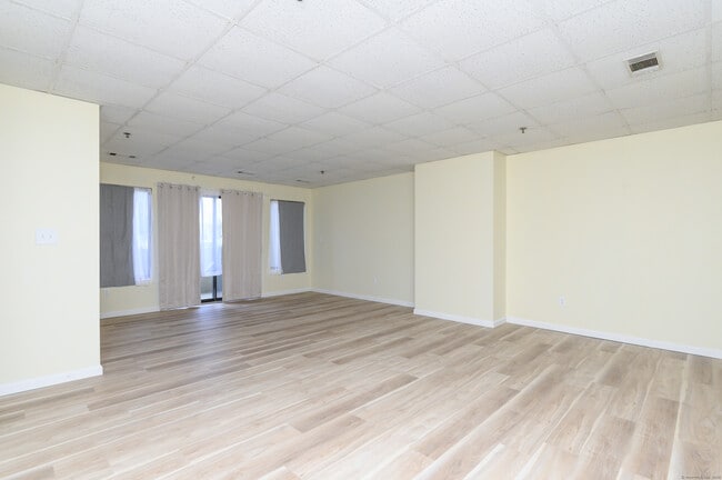 Building Photo - 102 Judd Square