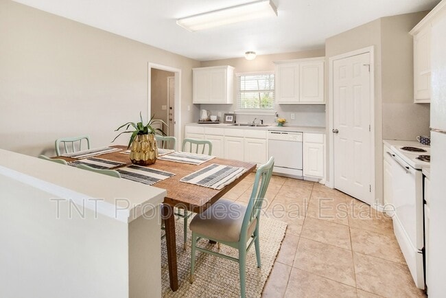 Building Photo - 9803 Risky's Ranch Dr