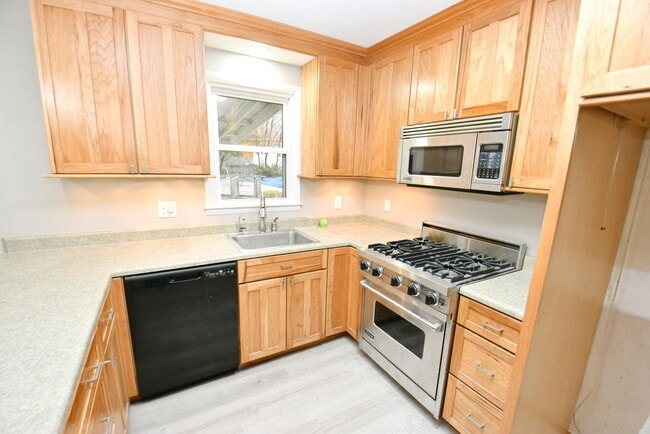 Building Photo - Inground swimming pool, 3 bedroom 1.5 bath home in South Bend IN