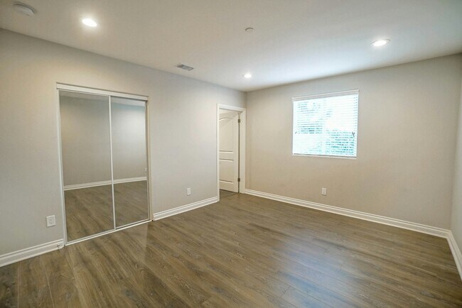 Building Photo - 1118-1118 1/2 W 39th Pl