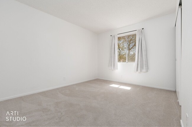 Building Photo - Beautiful upstairs 2-bedroom, 2-bathroom apartment
