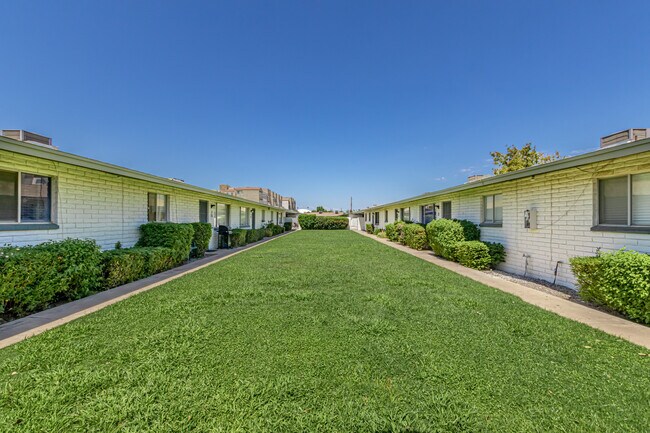 Primary Photo - Rossmore Apartments