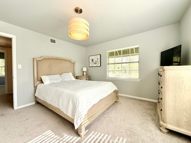 Building Photo - Effortless & comfortable 2Beds/1.5Bath tow...