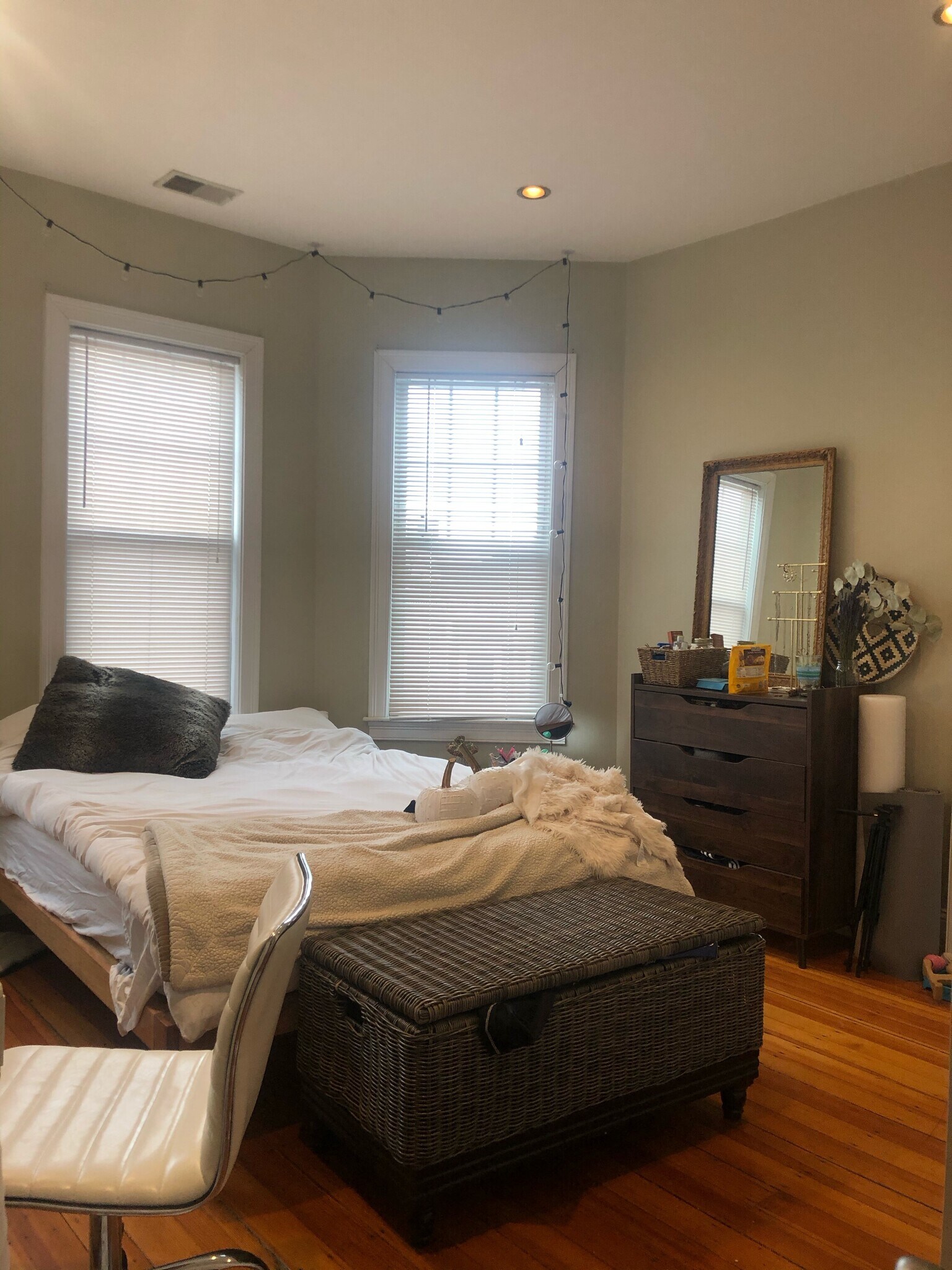 Building Photo - 148 Hillside St