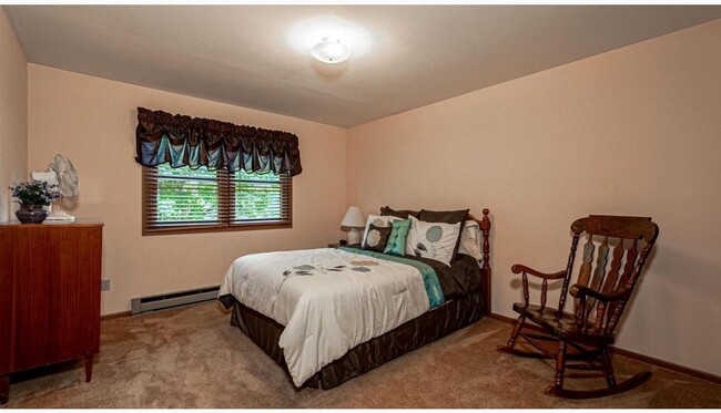Building Photo - 1135 Manor Dr
