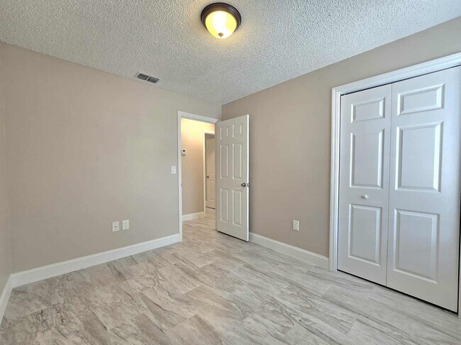 Building Photo - NEWLY RENOVATED 3 Bedroom 1.5 Bath now for...