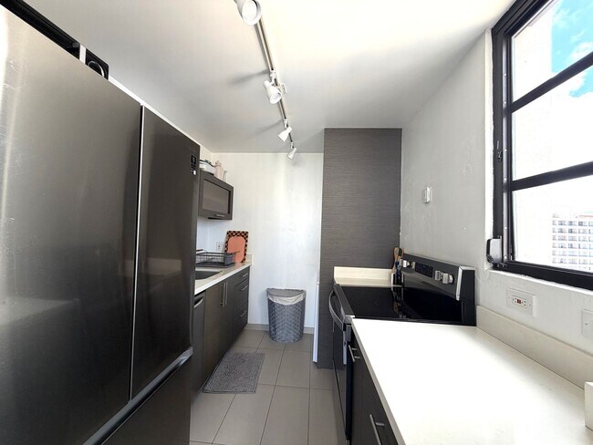 Building Photo - Partly Furnished / 1 Bedroom, 1 Bathroom, 1 Parking (Waikiki Skytower)