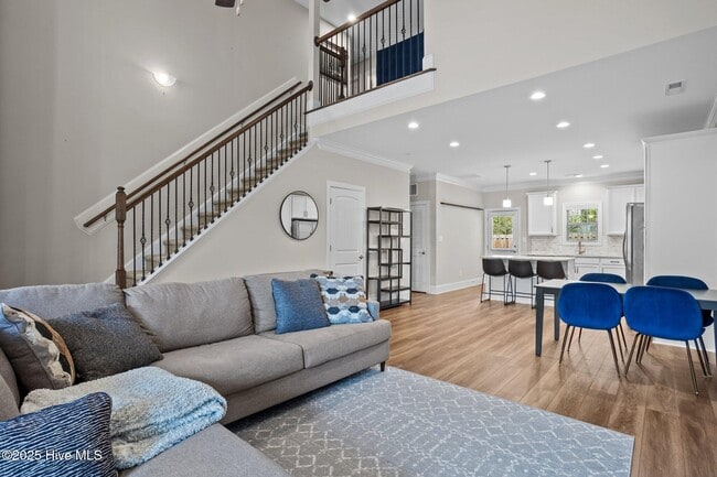 Building Photo - 127 Lark Dr
