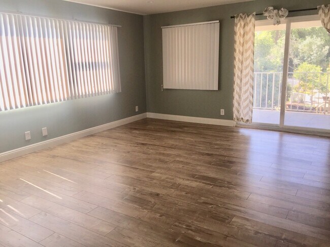 Building Photo - Glendale Hills traditional with fabulous views