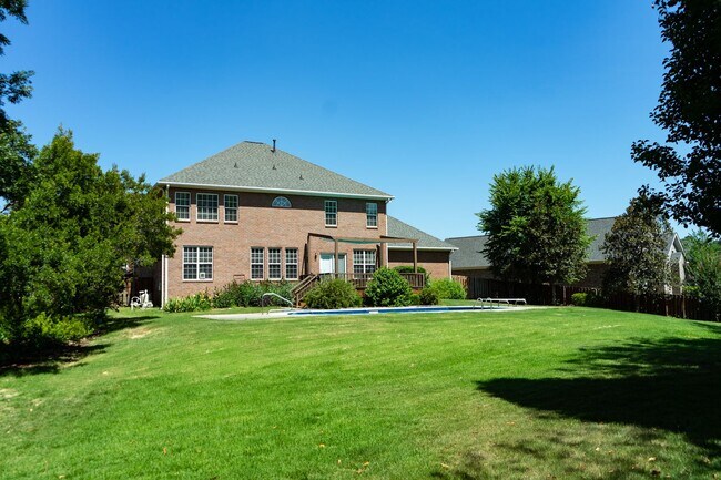 Building Photo - 724 Avrett Cir
