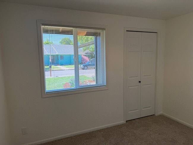 Building Photo - Updated 3 bedroom 2 bath home in a great neighborhood!