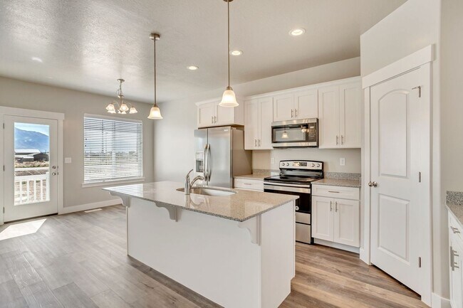 Building Photo - Dog Friendly Exchange Townhome