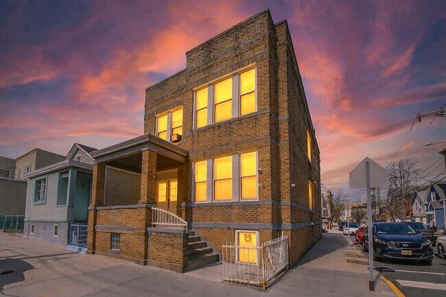 Building Photo - 540 61st St