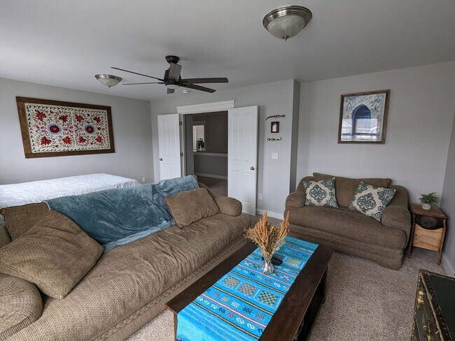 Building Photo - Large 3BD plus bonus rm and den