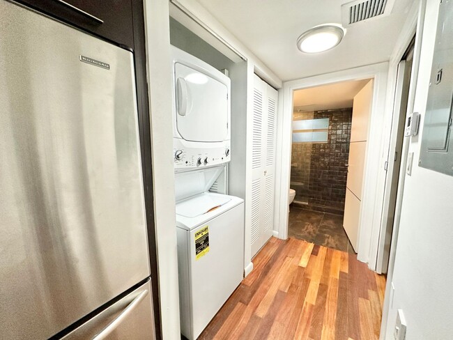 Building Photo - Tastefully furnished 1bed/1bath in the hea...