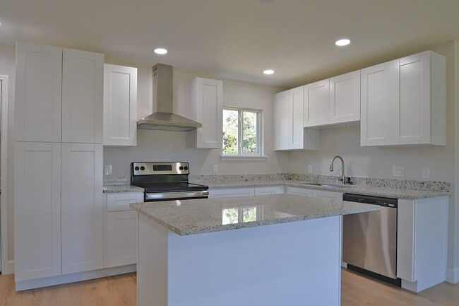 Building Photo - 10910 Fullerton Dr