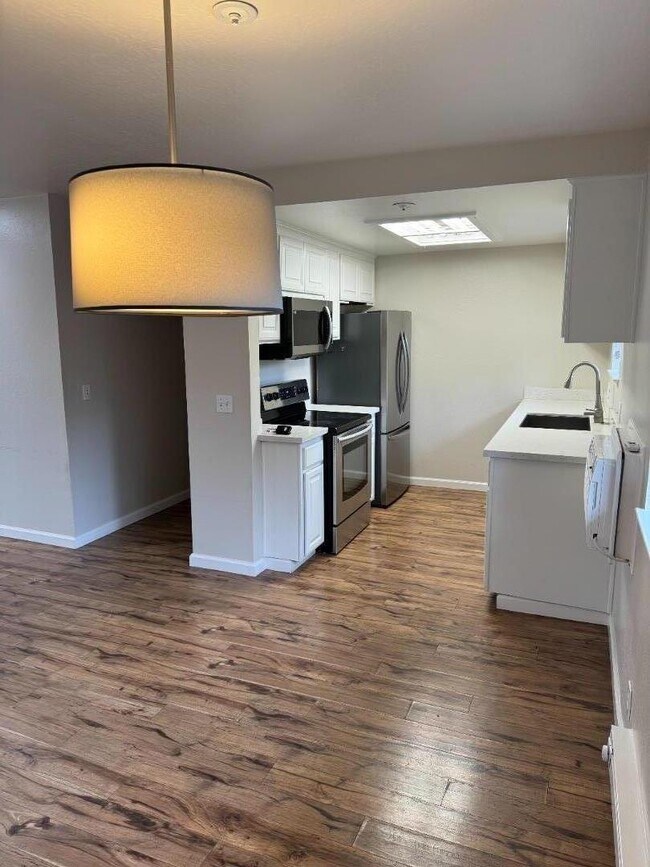 Building Photo - 1070 Mercedes Ave