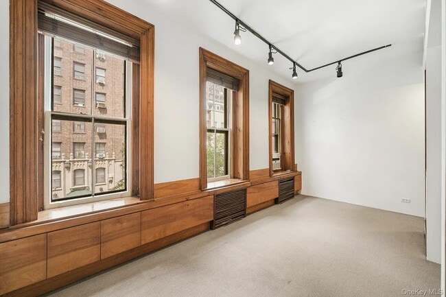 Building Photo - 322 E 50th St