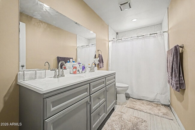 Building Photo - 515 E Vista Del Cerro Dr