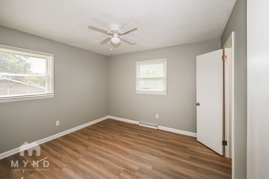 Building Photo - 221 Tanglewood Dr