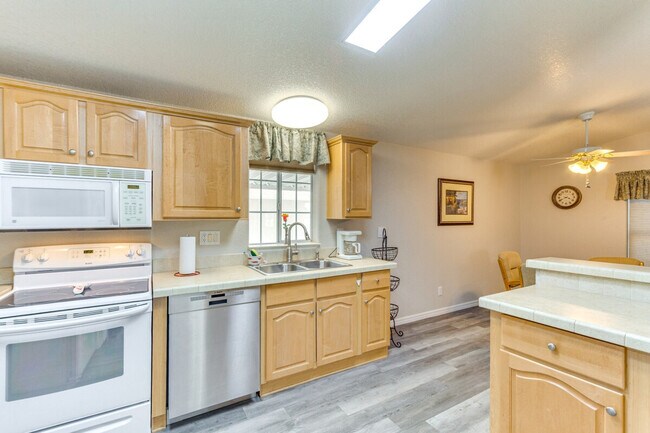 Building Photo - 10650 S Avenida Compadres