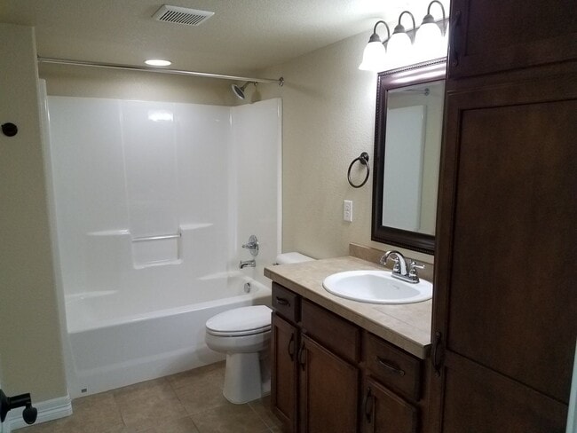 Building Photo - House For Lease