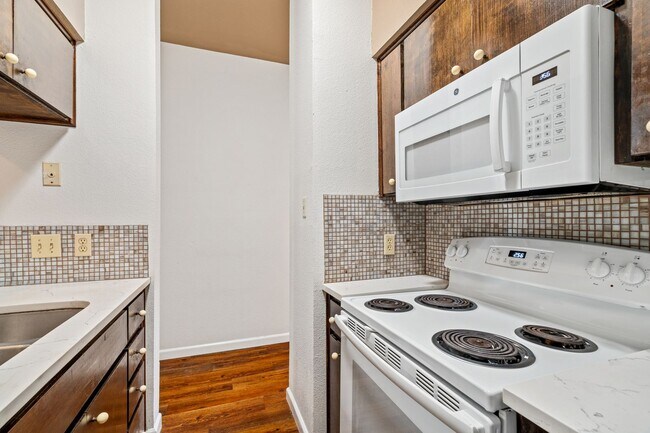 Building Photo - PARK PLACE - ACROSS FROM DKR STADIUM - 1BD / 1BA With Study - WOOD FLOORS - W/D