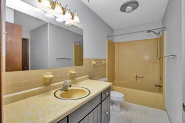 Building Photo - Knoxville 37934 - Split-level Home with 4 Bedrooms, 2 Baths & a 2-car garage. Call Lisa Vineyard ...