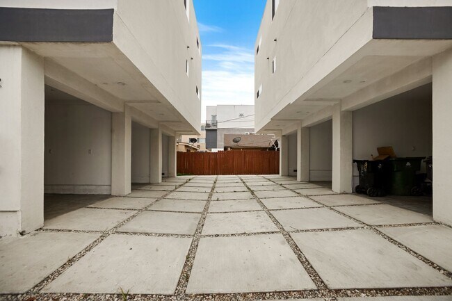Building Photo - 443 Heliotrope Dr