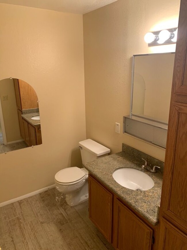 Building Photo - 3 Bedroom 1.5 Bathroom  Near  East Lake Me...