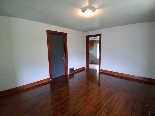 Building Photo - 1143 N State St
