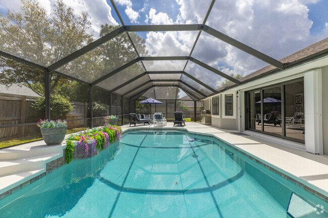 Screened-in pool area - 955 SW Sand Oak Dr