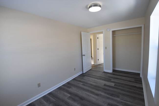 Building Photo - Three Bedroom Rental in Greenfield