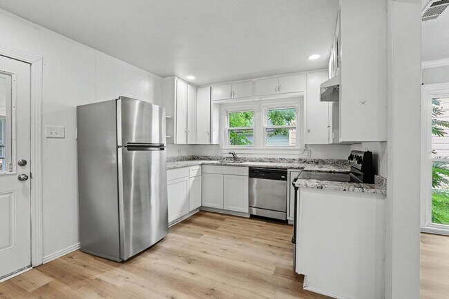 Building Photo - Charming 3-Bedroom Home in Sherman Available NOW!